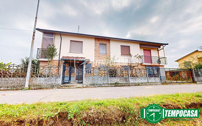 Casa con 8 locali in vendita in Frascarolo