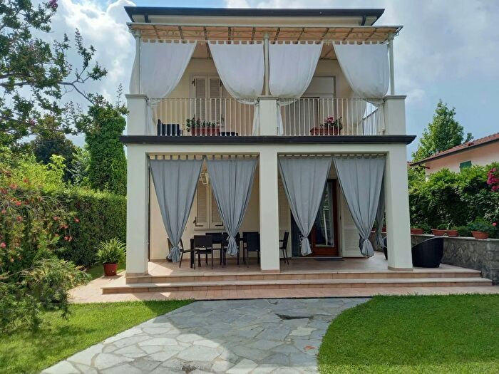 Casa con 8 locali in affitto in Via Viner, Forte Dei Marmi