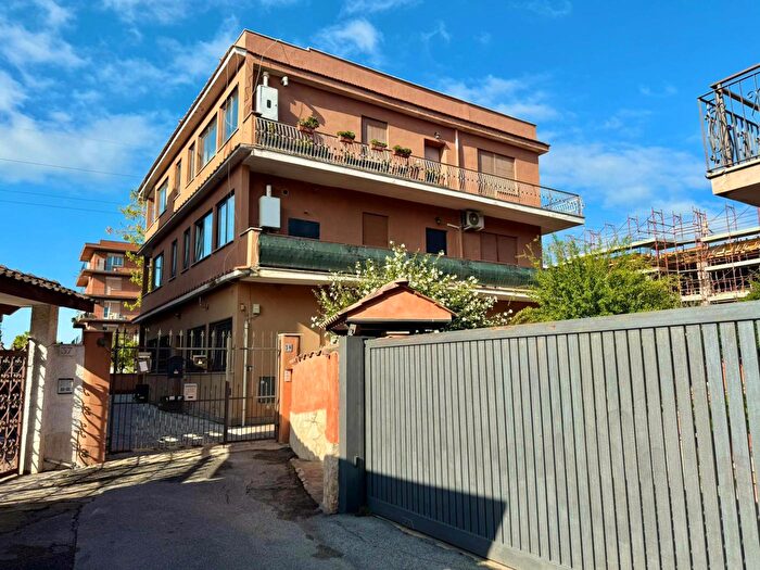 Appartamento trilocale in vendita in Via Roccabernarda, Roma