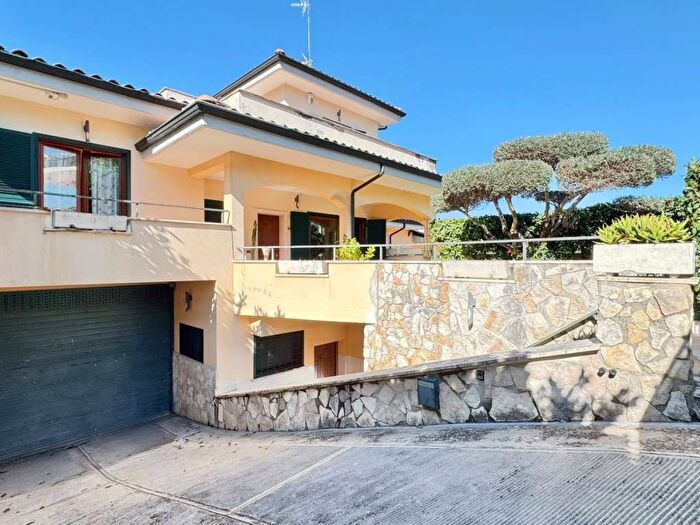 Casa quadrilocale in vendita in Via del Canopo, Villa Adriana Villaggio Adriano, Tivoli