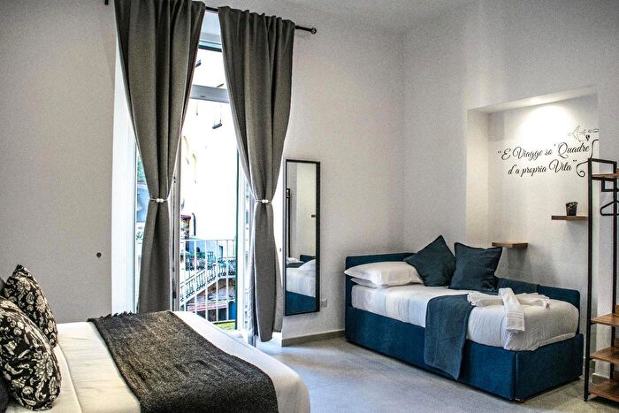 Appartamento bilocale in vendita in Via Montesanto, Napoli