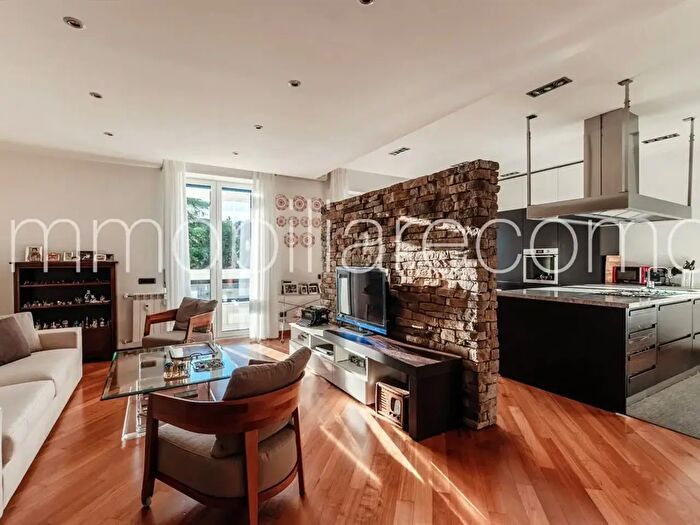 Appartamento trilocale in vendita in Via Manzoni, Como