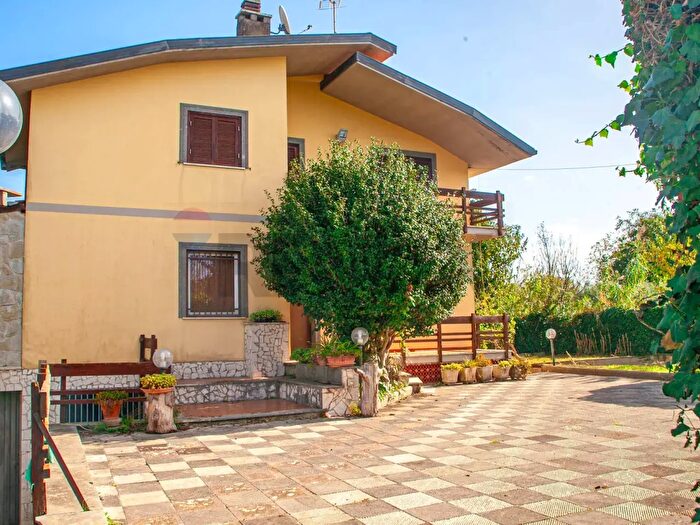 Casa con 6 locali in vendita in Lariano