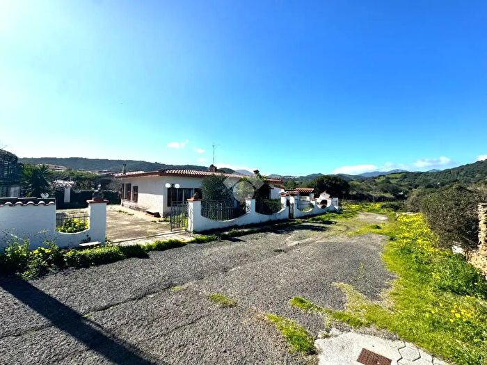 Casa con 7 locali in vendita in Via Lago Maggiore, Budoni