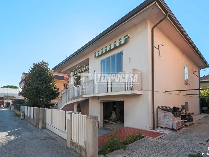 Casa con 8 locali in vendita in Gabicce Mare