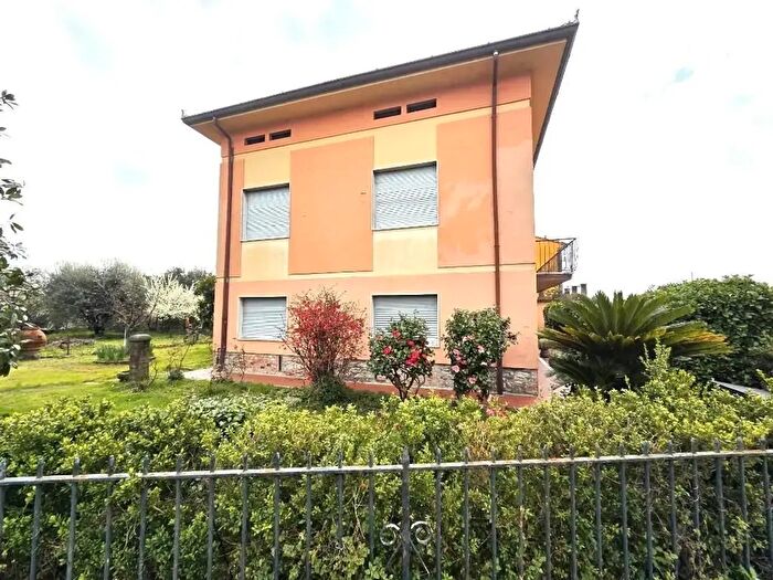 Casa con 10 locali in vendita in Capannori