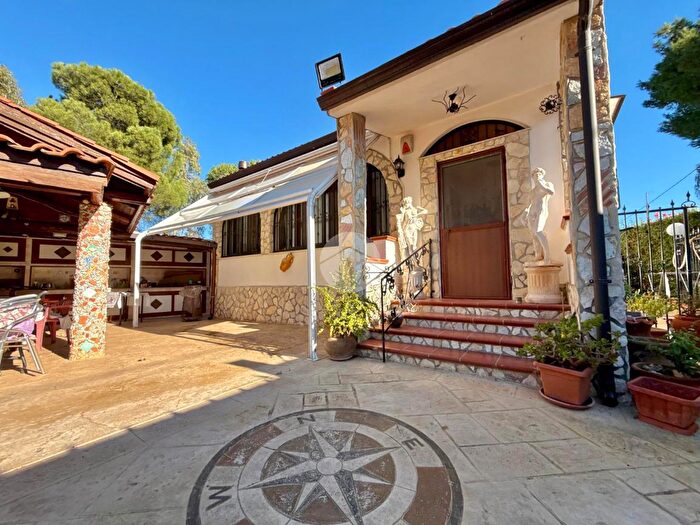 Casa quadrilocale in vendita in Via Pioppi, Carini