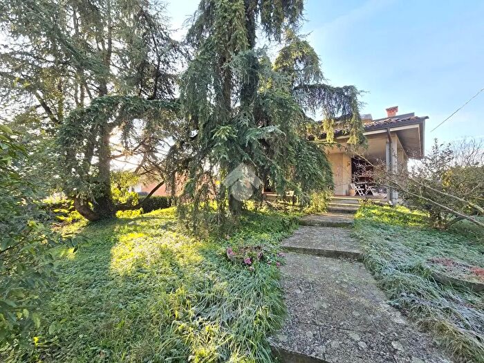 Casa con 5 locali in vendita in Via Via Verdi, Medesano