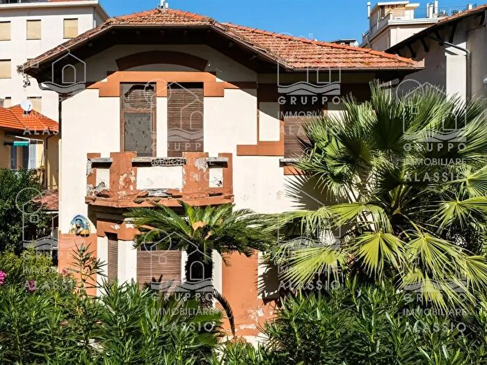 Casa con 11 locali in vendita in Via Paolo Ferreri, Alassio