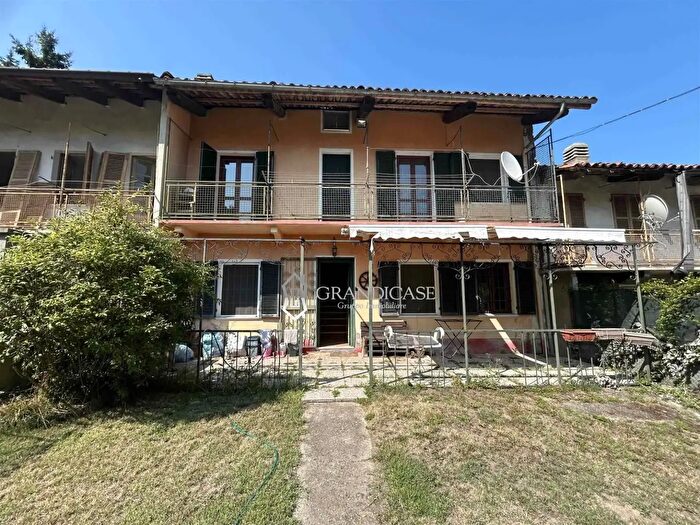 Casa con 8 locali in vendita in Monteu Da Po