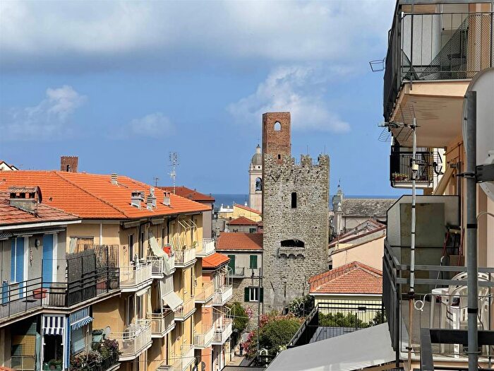 Appartamento quadrilocale in affitto in Via Monastero, Centro, Noli