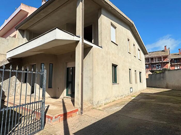 Casa con 6 locali in vendita in Uta
