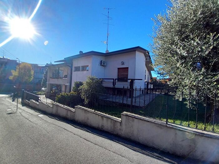 Casa con 5 locali in vendita in Desenzano Del Garda