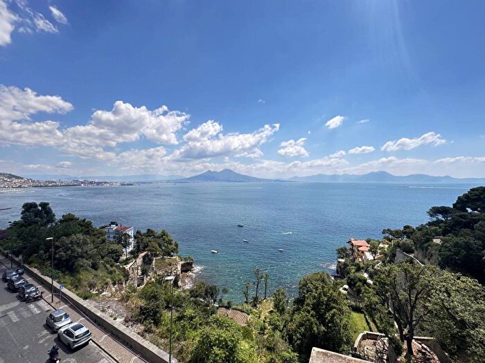 Appartamento con 6 locali in affitto in Posillipo, Napoli