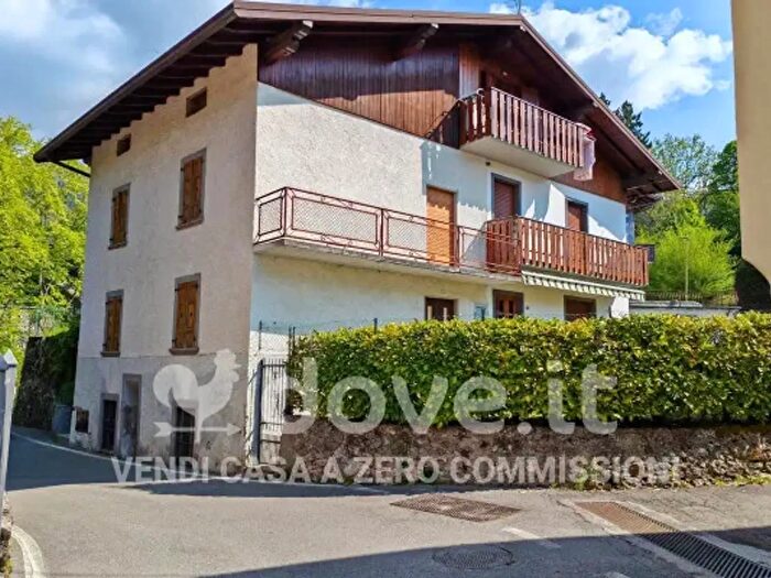 Casa con 6 locali in vendita in Via Castello, Castione Della Presolana