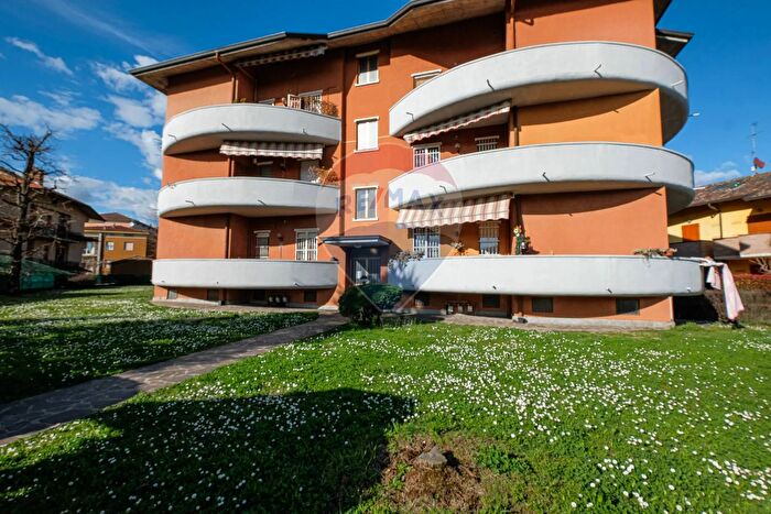 Appartamento trilocale in vendita in Via Alessandro Manzoni, Ambivere