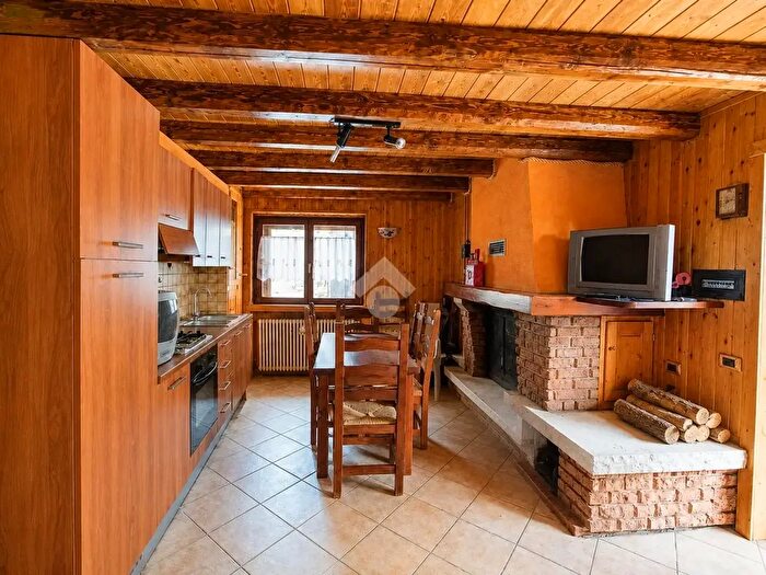Casa trilocale in vendita in Via ai Monti, Montemezzo