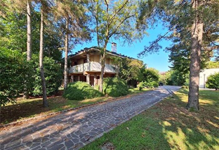 Casa con 6 locali in vendita in Via Giacomo Leopardi, Soliera