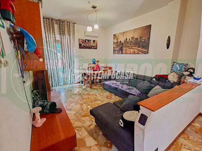 Appartamento trilocale in vendita in Via Enrico Toti, Lainate