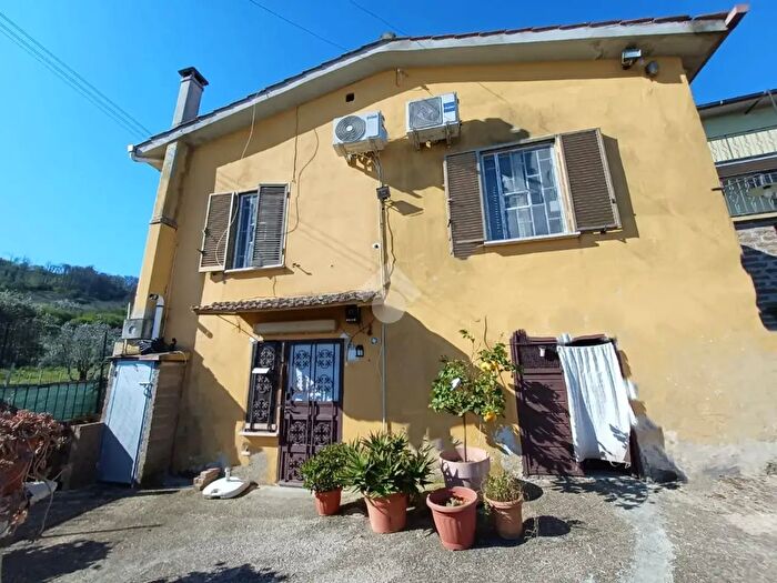 Casa quadrilocale in vendita in Via della Vigna, Monterosi