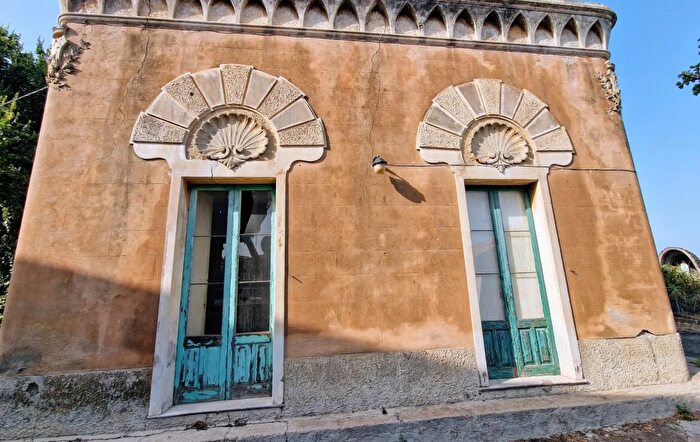 Casa con 10 locali in vendita in Fiumefreddo Di Sicilia