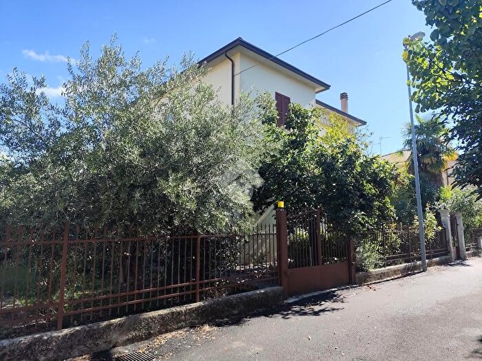 Casa con 6 locali in vendita in Viale Firenze, Foligno