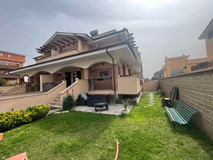 Casa con 5 locali in vendita in Via Mombaruzzo, Roma