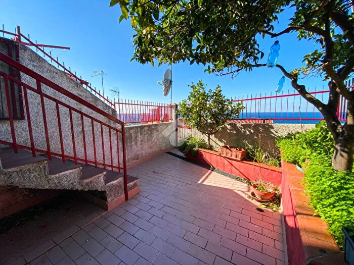 Appartamento trilocale in vendita in Via Paradiso, Falconara Albanese