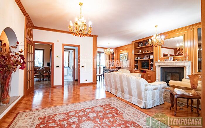 Casa con 5 locali in vendita in Via Marchesi, Senago