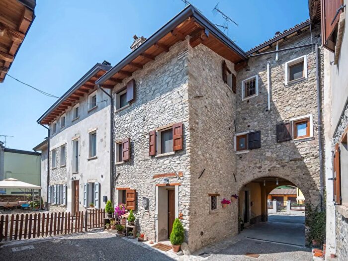 Casa quadrilocale in vendita in Via Vico, Canossa