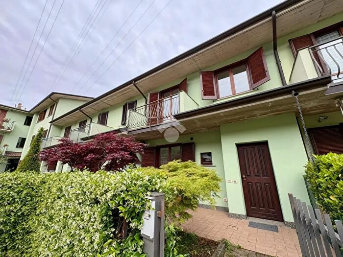 Casa quadrilocale in vendita in Via della Repubblica, Pradalunga