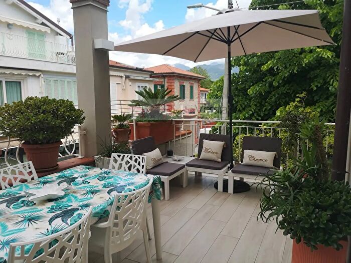 Appartamento quadrilocale in vendita in Lungomare Roma, Pietrasanta