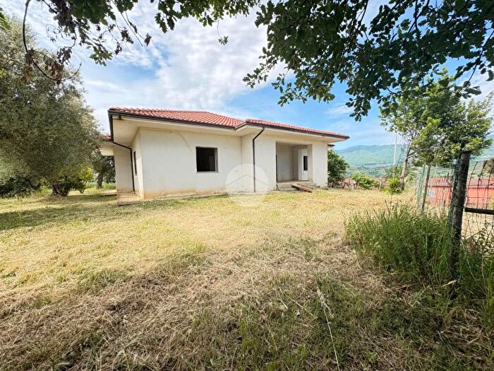 Casa quadrilocale in vendita in Via Corrado Alvaro, Lattarico