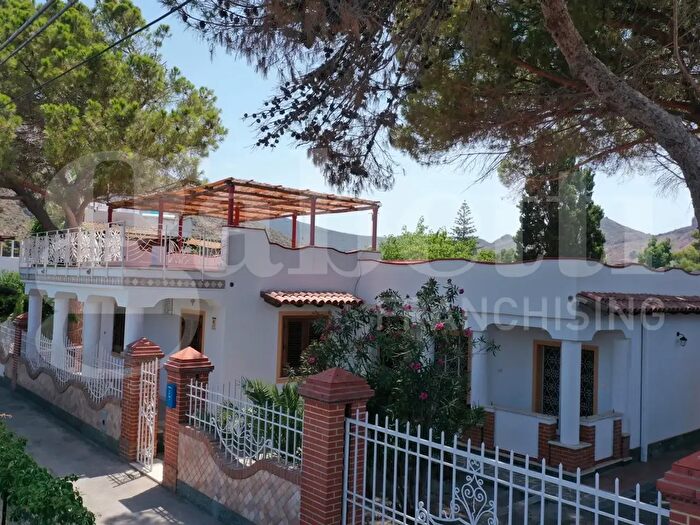 Casa con 5 locali in vendita in Cda Porto Levante Via dei Villini Vulcano Snc, Lipari