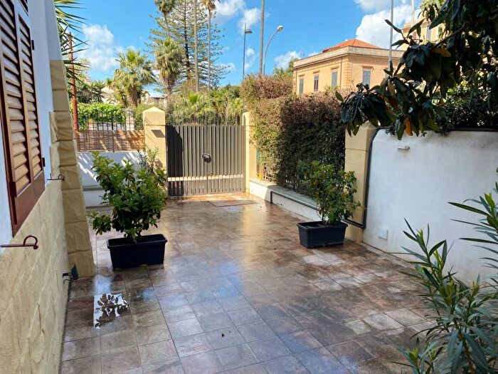 Casa con 5 locali in affitto in Viale Margherita di Savoia, Mondello Valdesi, Palermo