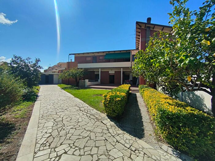 Appartamento quadrilocale in vendita in Via Signa, Pomezia