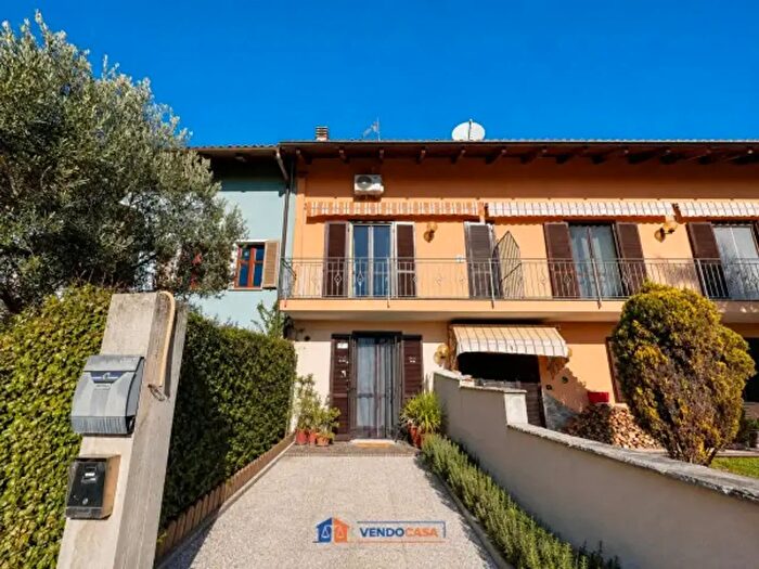 Casa con 6 locali in vendita in Corso Asti, Canale
