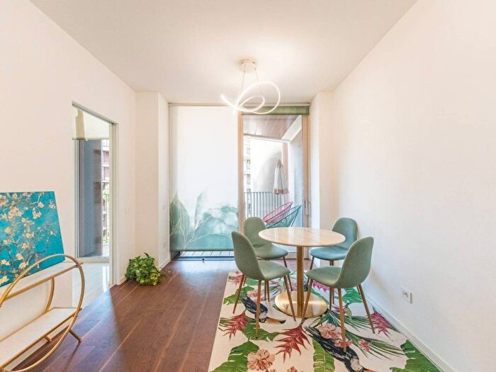 Appartamento trilocale in affitto in Via Alserio, Isola, Milano