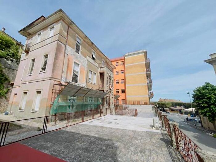 Casa con 6 locali in vendita in Viale dItalia, Tolfa