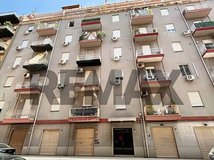 Appartamento trilocale in vendita in Via Ammiraglio Persano, Palermo