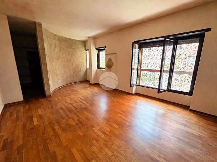Appartamento con 6 locali in vendita in Via Eduardo Nicolardi, Napoli