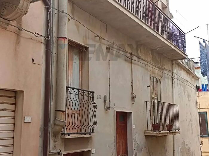 Casa con 8 locali in vendita in Chiaramonte Gulfi