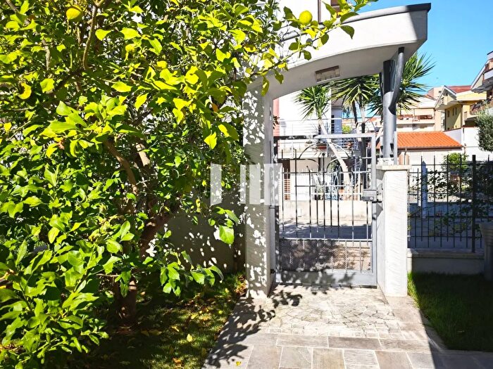 Casa con 6 locali in vendita in Via Michetti, Giulianova