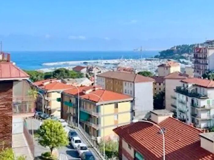 Appartamento trilocale in vendita in Via Antonio Robello, Varazze