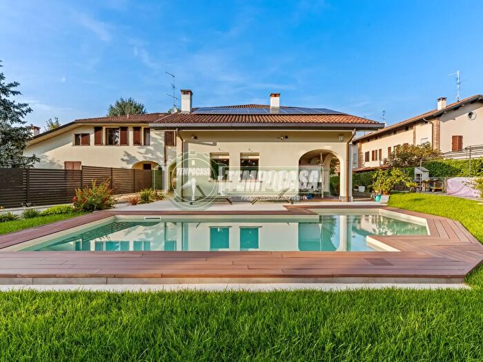 Casa con 7 locali in vendita in Vimercate