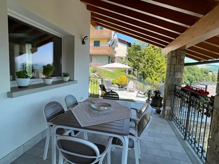Casa con 5 locali in vendita in Selvino