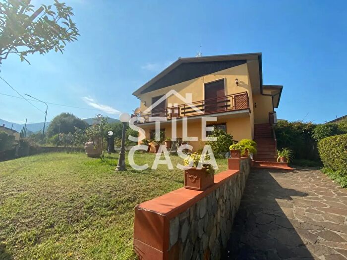 Casa con 8 locali in vendita in Buti