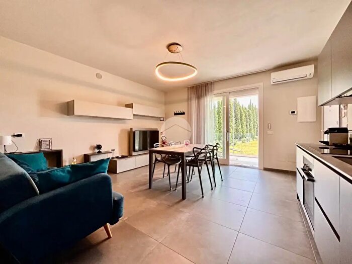 Appartamento trilocale in vendita in Via San Zeno, Desenzano Del Garda