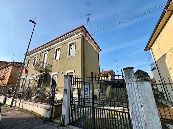 Appartamento con 6 locali in vendita in Via Galileo Galilei, Verona