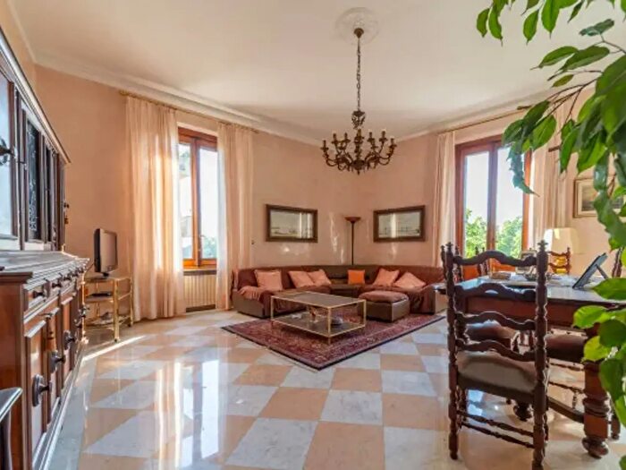 Appartamento con 6 locali in vendita in Viale Paolo Toschi, Parma